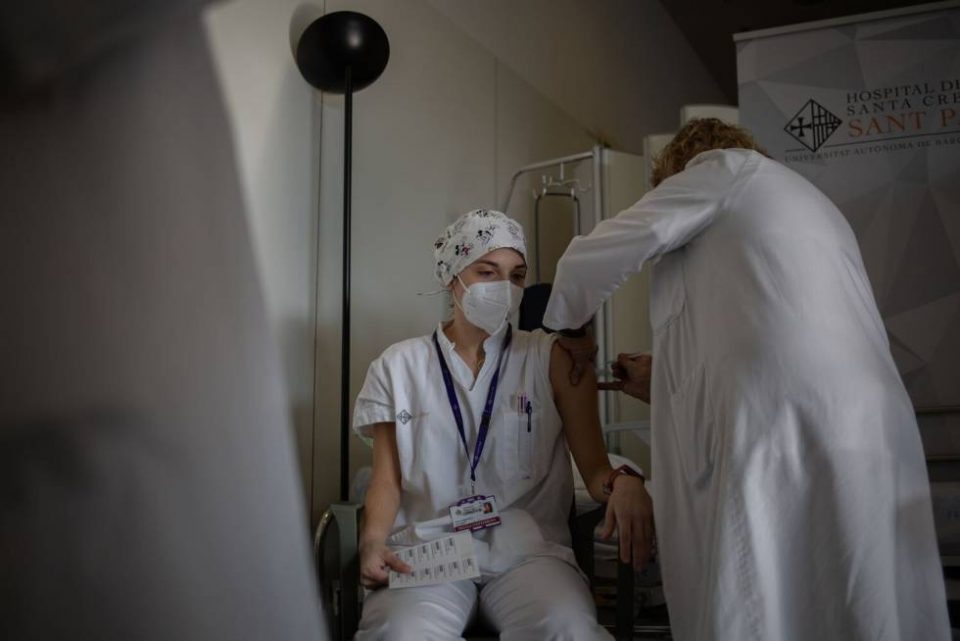 Здравствените работници во Ирска кои одбиваат вакцина против коронавирус би можеле да останат без работа