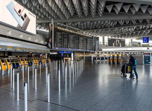 Евакуиран аеродромот во Франкфурт поради закана со огнено оружје