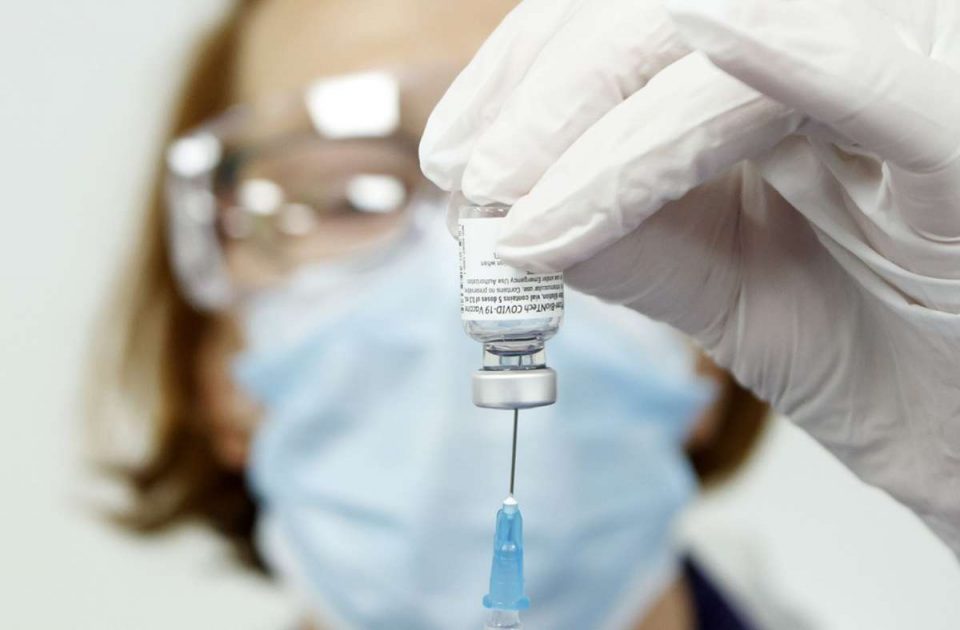 Ќе уништиме 300.000 вакцини „Фајзер“ со поминат рок, месецов ќе завршат на Дрисла