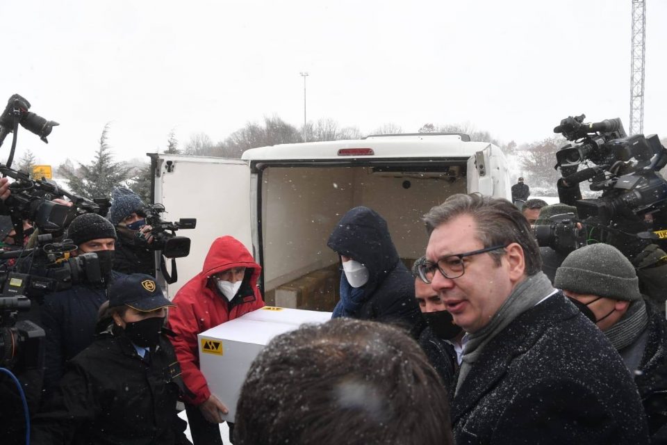 Тасевски: Како не се срамите да викнете чопор новинари за едно пакетче ко од Дедо Мраз