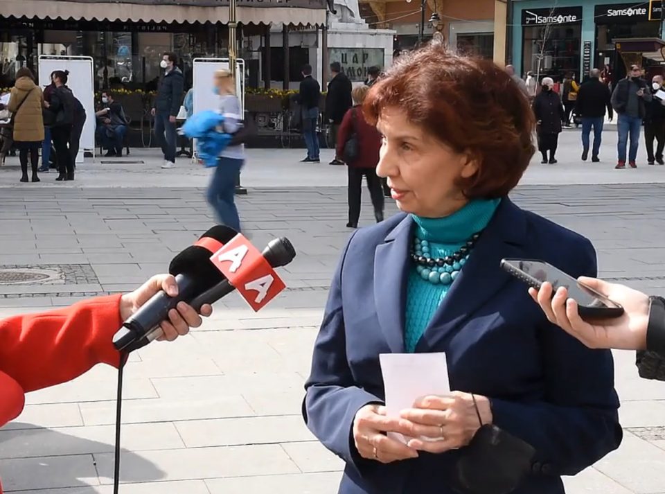 Граѓаните се во агонија, време е за женска димензија во политиката, рече Силјановска- Давкова, објавувајќи ја претседателската кандидатура