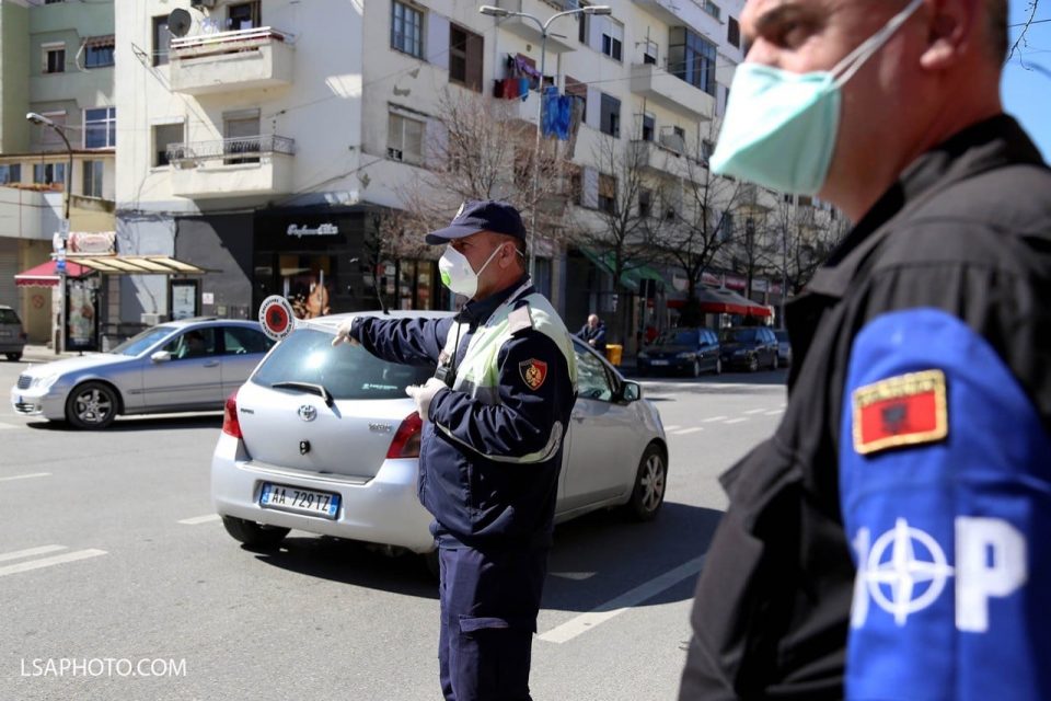 Во Албанија останува во сила полицискиот час