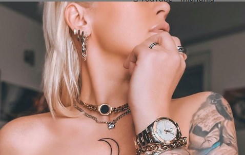 „Знам дека не личи на мене, но заслужи“: Миа Костова позираше топлес за да ги покаже тетоважите