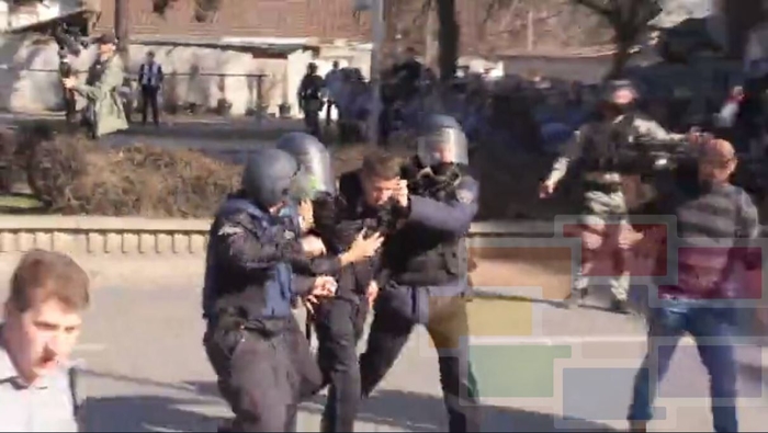 Полицаец повреден од демонстрантите кои го нападнаа полицискиот кордон