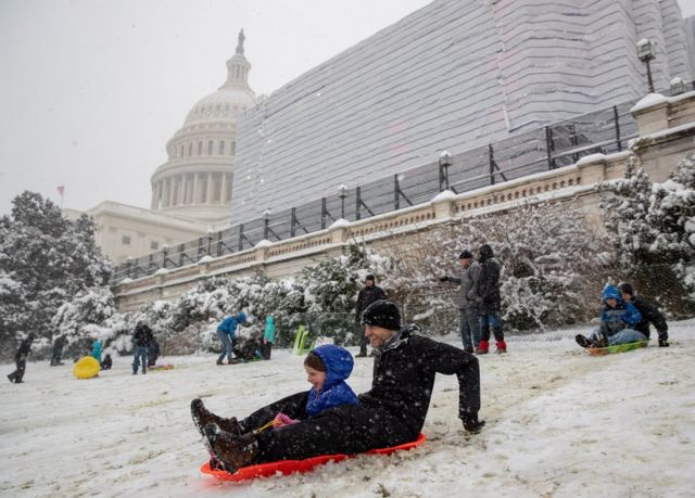 Вашингтон зафатен од снежни врнежи
