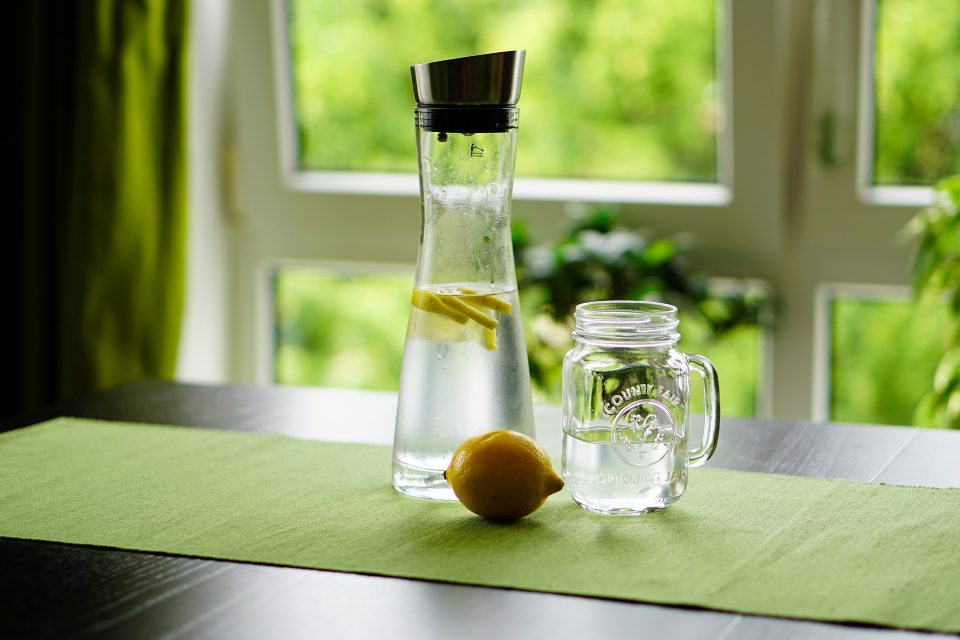 Нутриционистка го разбила митот за пиење вода со лимон наутро: Еве какво влијание има врз здравјето!
