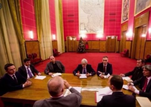 Тиранска платформа втор дел: Груби во Албанија преговара за пописот во Македонија