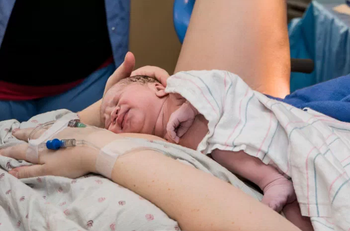 Новороденче приклучено на респиратор поради Ковид-19: Најмладиот пациент во Србија е бебе од Крагуевац