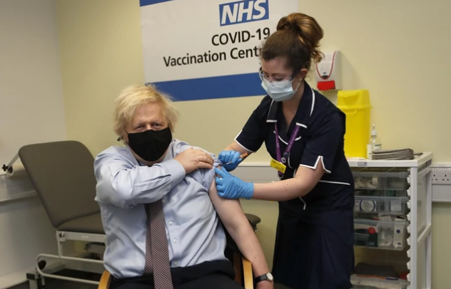 Борис Џонсон ја прими вакцината на АстраЗенека