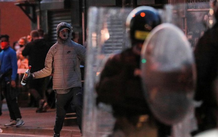 Бројот повредени полицајци во немирите во Белфаст се зголеми на 15