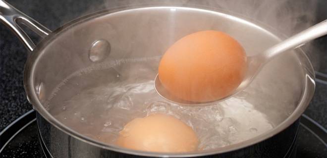 Како да ги сварите велигденските јајца без да ви пукнат?