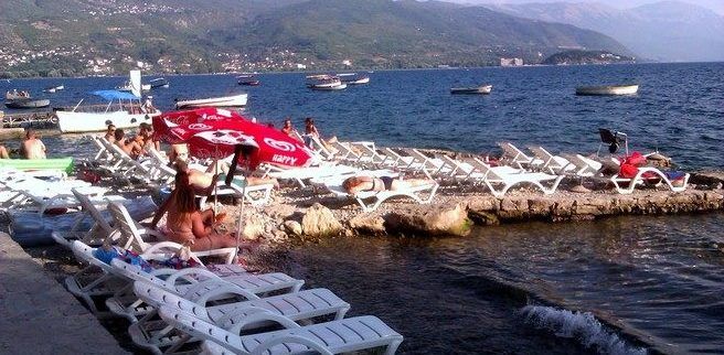 Градоначалникот на Охрид: Нема повеќе илегална наплата на паркинг, лежалки и влез на плажите на Охридското Езеро