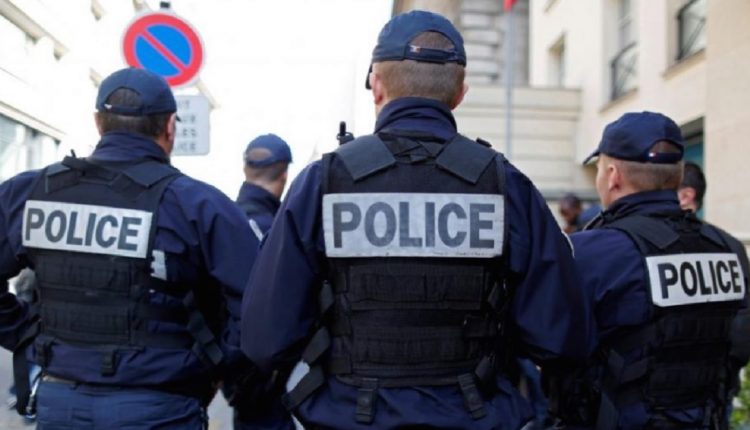 Тројца повредени во напад со нож во Париз