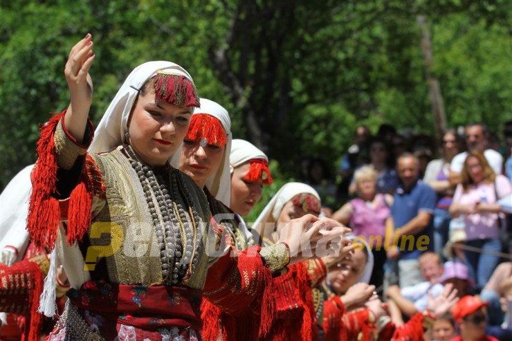 За девојчињата и девојките Велипеток носи убави адети, испочитувајте ги