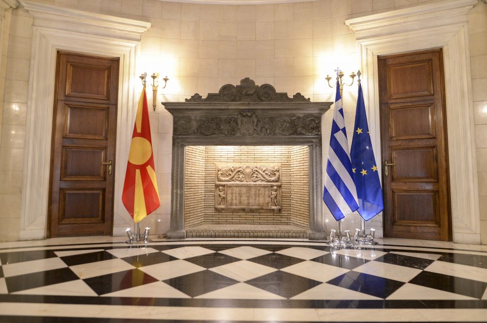 Членовите на Комисијата за односите со Грција „лапаат“ дебели хонорари, никој ниту ги видел ни чул