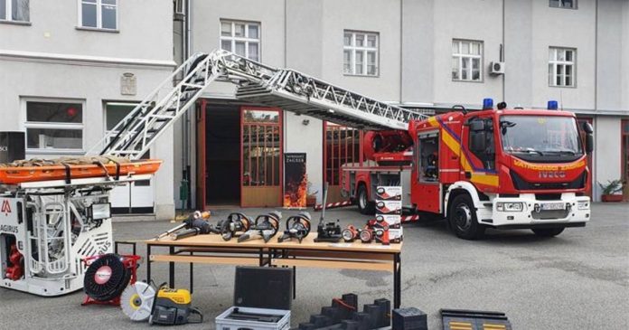 Трајановски бара отчет од Шилегов: Зошто нашата е двојно поскапа од пожарникарската скала во Загреб?