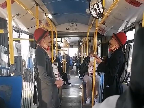 Шпански музичари го запеаја хитот на Тозовац: Сцената од автобусот 95 во Белград ги воодушеви патниците