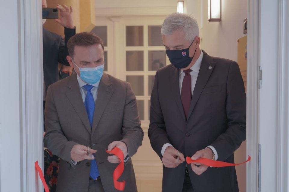 Османи и Корчок официјално ја отворија македонската амбасада во Братислава