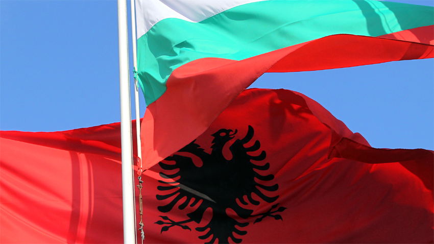 Македонците во Албанија велат дека Бугарија се обидува да ги асимилира: И за време на Југославија учевме на мајчиниот јазик!