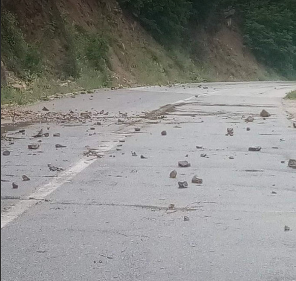 Камења и песок го покрија патот од Делчево до Македонска Каменица по силното невреме