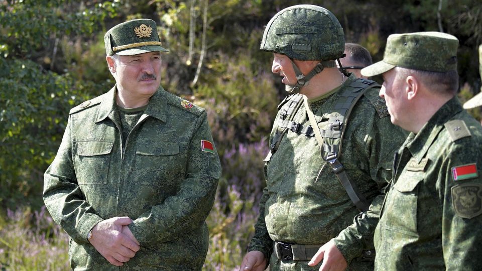 Лукашенко повикa 250 резервни офицери во воена служба