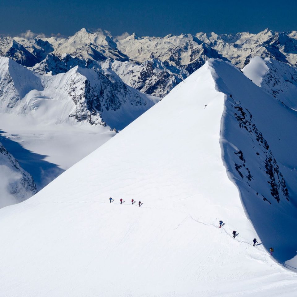 Шест лица исчезнаа на скијање на швајцарските Алпи