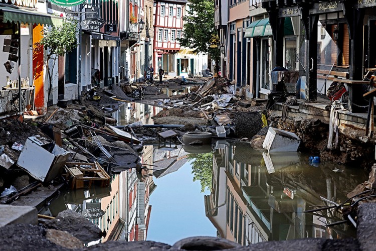 Европа се бори со поплавите, загинаа најмалку 180 луѓе