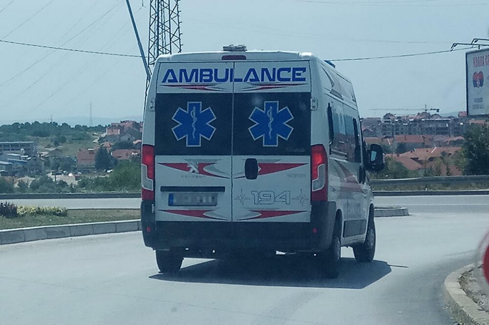 Повеќе лица се повредени во сообраќајка откако комбе-автобус се превртел на патот Струмица-Валандово