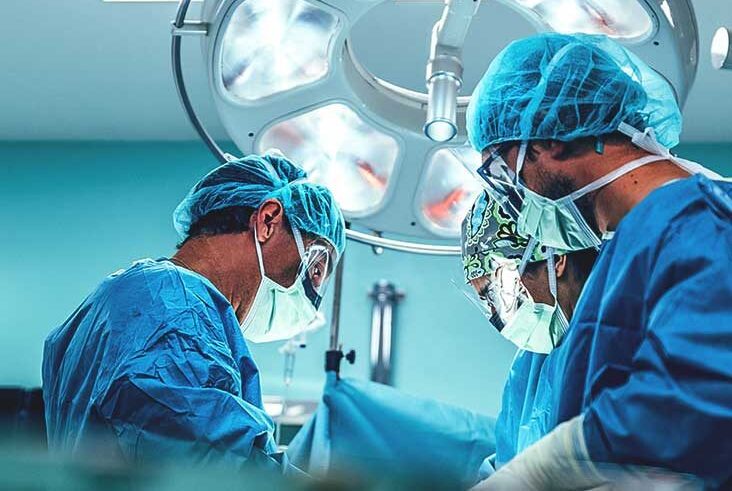 Првпат во светот хирурзи успеаја да му го вратат видот на слеп човек