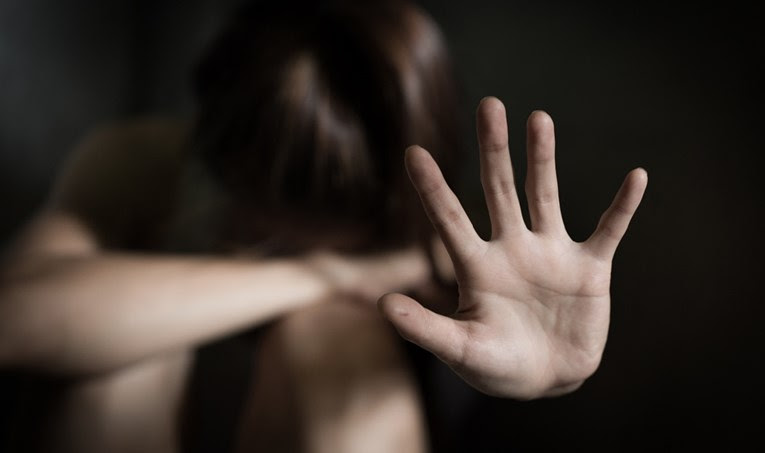 Жртвите на семејно насилство се враќаат во насилната средина поради тоа што услугите за заштита постојат само на хартија