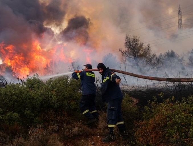 Големи пожари во неколку делови на Грција