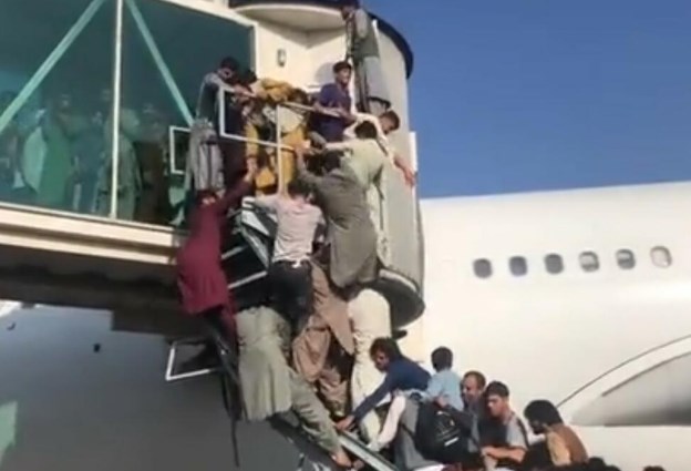 На видеата со хаосот на аеродромот во Кабул речиси и да нема жени, каде се жените, зошто бегаат само мажи?!