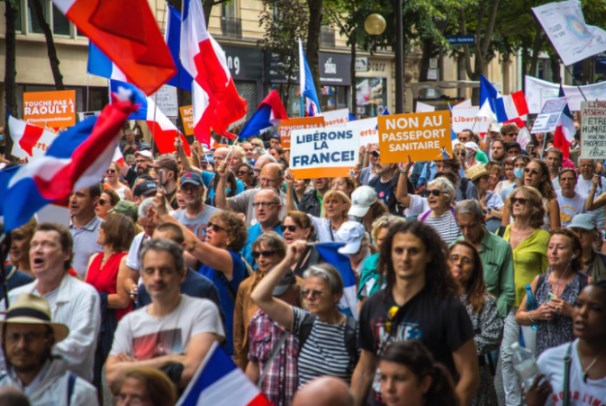 Франција сака да биде пример за почитување на корона мерките