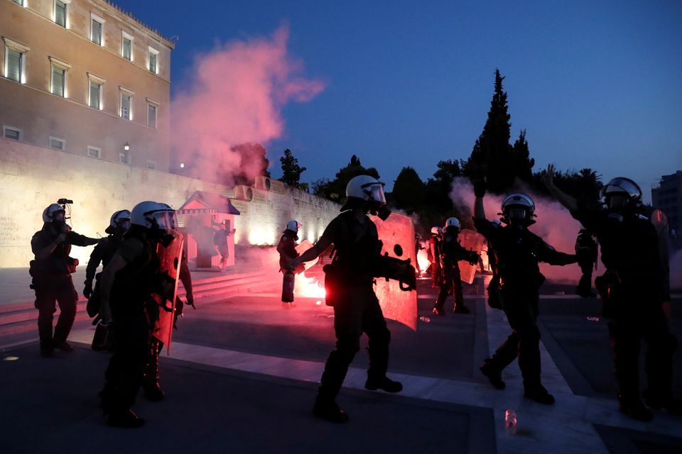 Антиваксерите се судрија со полицијата на протестот во Атина
