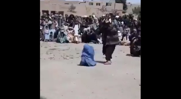 Се појави видео на кое се камшикува жена од Авганистан – започна ли хоророт од Талибанците?!