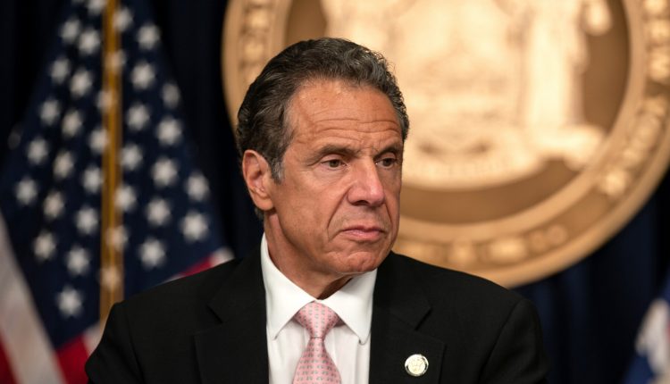 Гувернерот на Њујорк поднесе оставка бидејќи 11 државни службенички се пожалија дека сексуално ги вознемирил