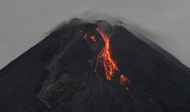 Евакуиран исландскиот град Гриндавик, се заканува нова ерупција на вулкан