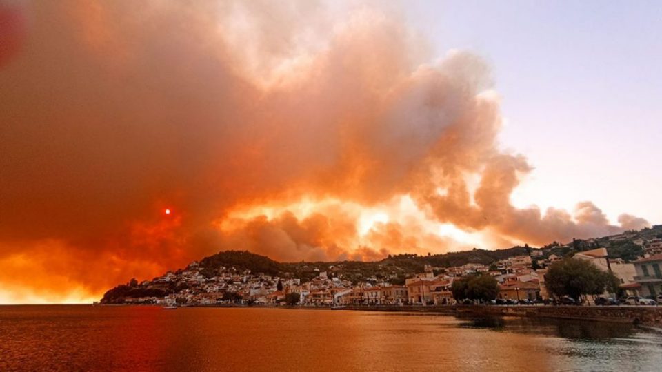 Голем пожар во јужниот дел на грчкиот остров Евија, силниот ветер го отежнува гаснењето