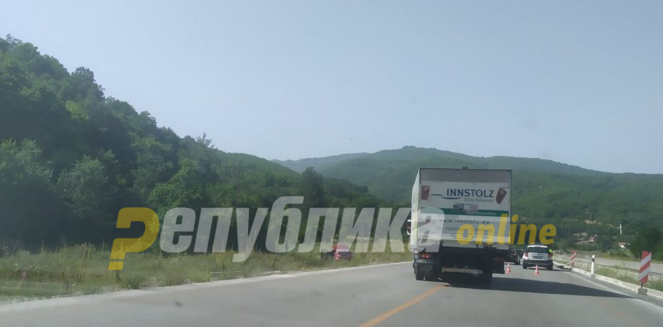 Додека возела „голф“ ја удрил камион: Тешко повредена 19-годишна девојка на патото Скопје-Тетово кај селото Желино