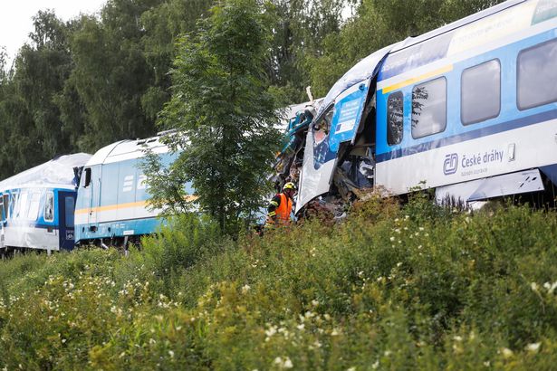 Има загинати и повредени: Судар меѓу брз воз и камион на истокот на Чешка