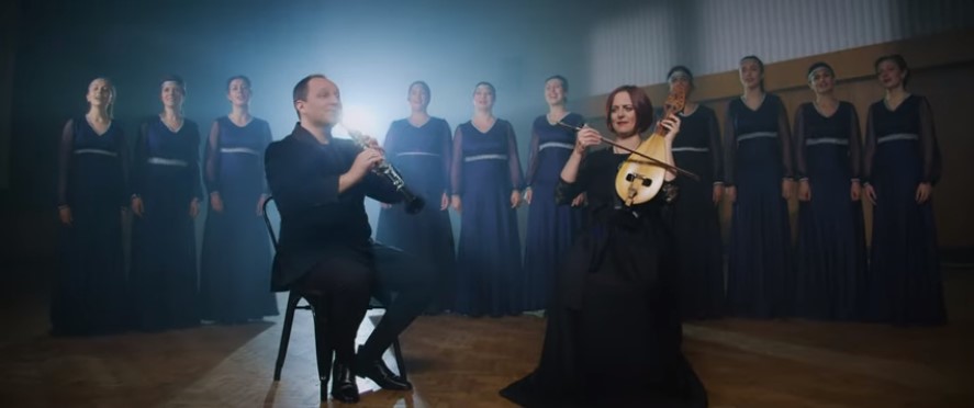 Видеото за „Сон“ спој на Балканска музичка традиција, кларинетистот Трајковски и гадуларката Белева
