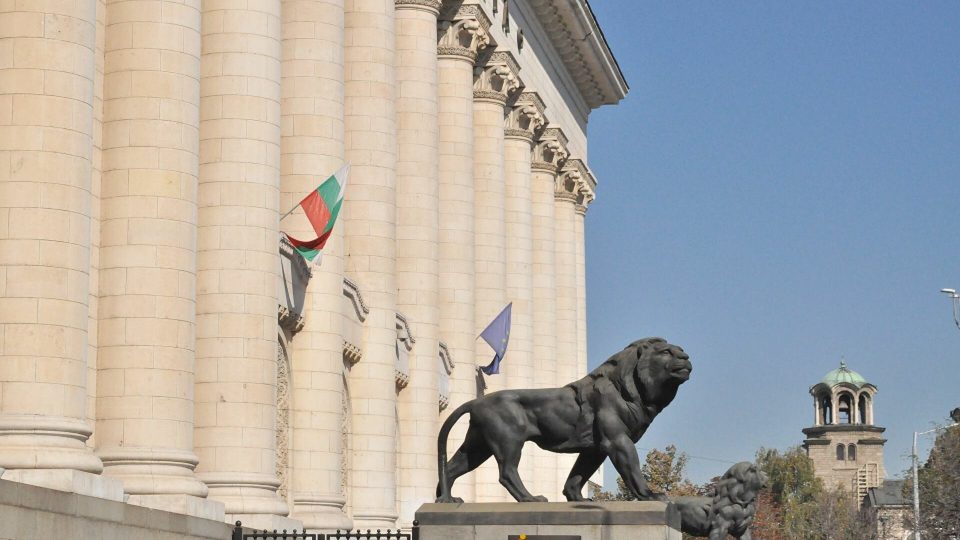 Преговорите за нова влада на Бугарија почнаа со минута молчење за загинатите во сообраќајната несреќа