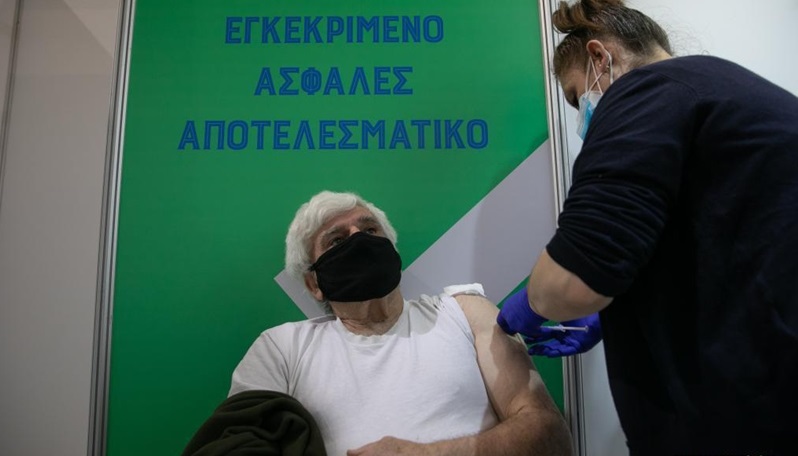 Невакцинираните Грци имаат уште три дена да примат прва доза или ќе мора да плаќаат казна
