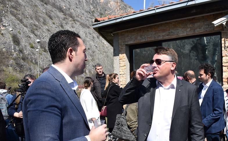 Митева: Бифтек на путер од 2.400 денари и виски Џони Вокер барикирано 12 години плаќале Јанчева и Шилегов преку сметката на Град Скопје