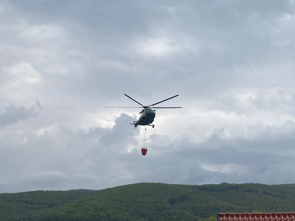 ЦУК: Пожарот на Галичица по интервенција на хеликоптерот, во најголем процент локализиран