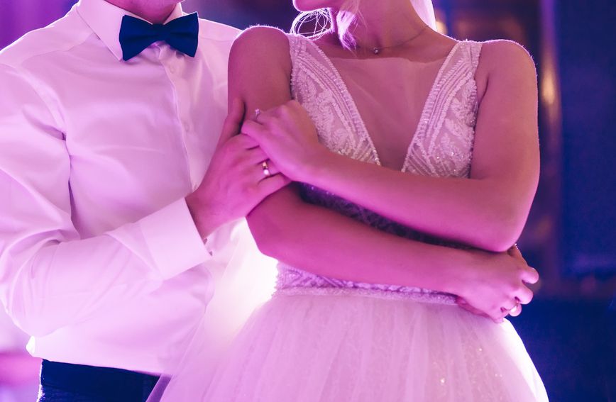 Повеќе од 5000 луѓе потврдија: Ова е песната за прв танц која носи среќа во бракот