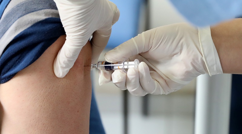 Вакцините се помалку ефикасни кај мажите и кај возрасните: Тие имаат поголеми шанси да завршат во болница