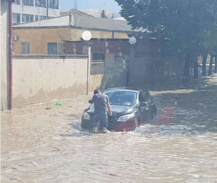 Силно невреме го зафати Велес: Обилниот дожд ги поплави улиците