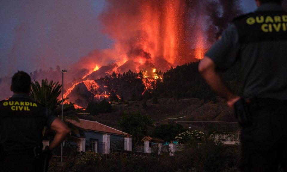 Евакуирани 6.000 луѓе поради ерупцијата на вулкан на шпанскиот остров Ла Палма