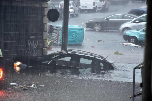 Две лица загинаа: Ураган на Сицилија, драматични сцени од поплави